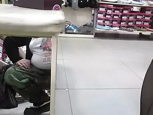 Un uomo scopa in tut ...