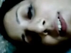 Ragazza masturbandos ...