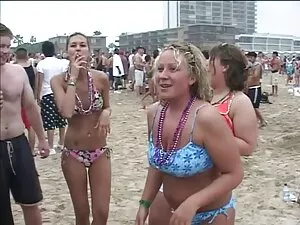 Una folla di uomini  ...